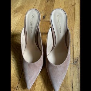 Pre worn Woman’s Gianvito Rossi Beige Slide in heels European size 39 🌺